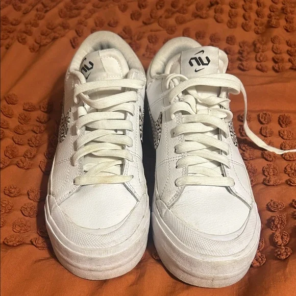 Stylish White Nike Sneakers - Picture 2 of 5